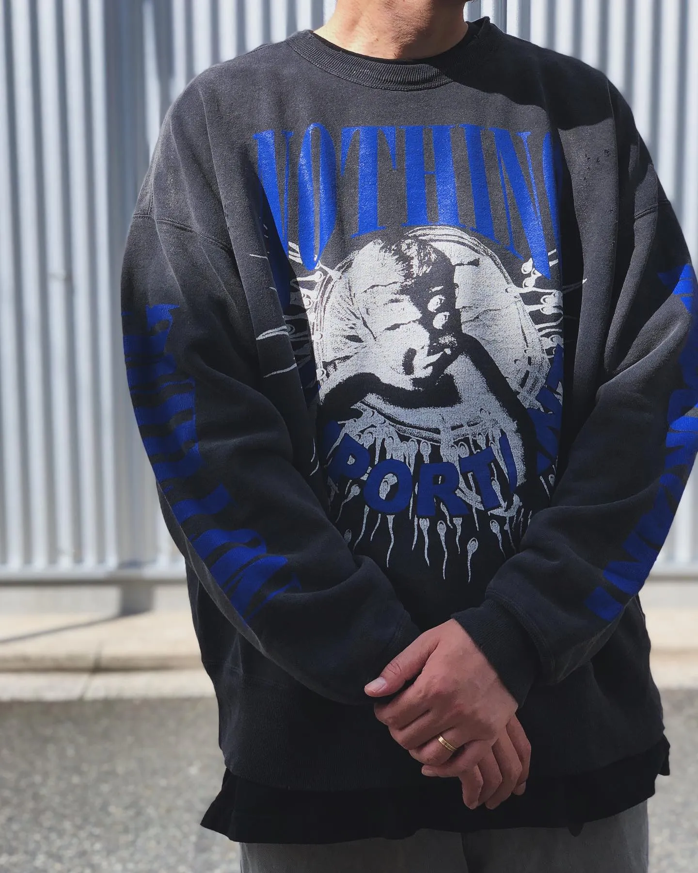 SAINT Mxxxxxx × Kosuke Kawamura KK_CRW SWT/NOTHNG IMP/BLK joint model Holy Infant Tadpole retro distressed sweatshirt, washed black S-XL Assute dyeing, genuine whole garment sprayed with horsetail fading process, collar/cuffs frayed in many places, front and rear panels/sleeves super complicated hanging grinding, heavy washing and distressing, correct fruit mark/angel mark